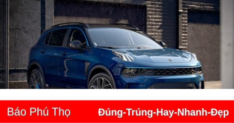 Khách hàng đang xem xét mức giá của Honda Winner X 2024 tại bàn tư vấn của đại lý